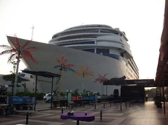 Hotel Unik Dengan Arsitektur Kapal Pesiar Terdampar