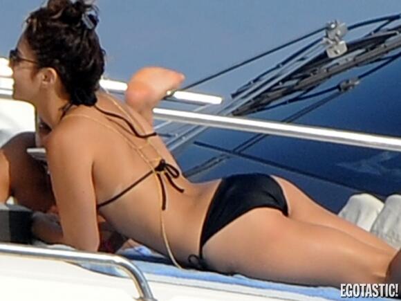 Foto Vanessa Hudgens Sedang Berlibur di Ischia, Italy