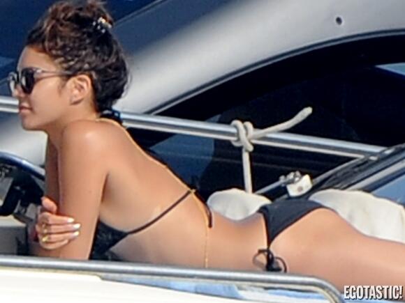 Foto Vanessa Hudgens Sedang Berlibur di Ischia, Italy