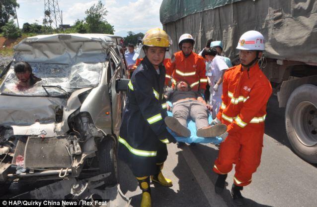 Kepala Wanita Korban Kecelakaan Tembus Kaca Mobil... Selamat (Foto2 DP)