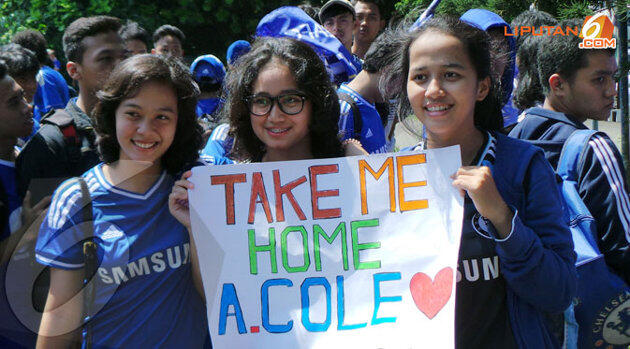 Tiga Gadis di Bandara Halim Minta Dibawa Ashley Cole