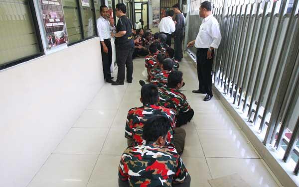 Penampakan Tim Pemburu Preman Polres Jakarta Barat dengan Senjata Lengkap 
