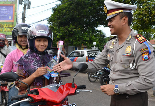 10 Aksi Polisi Tolong Pengguna Jalan