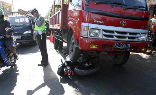 10 Aksi Polisi Tolong Pengguna Jalan