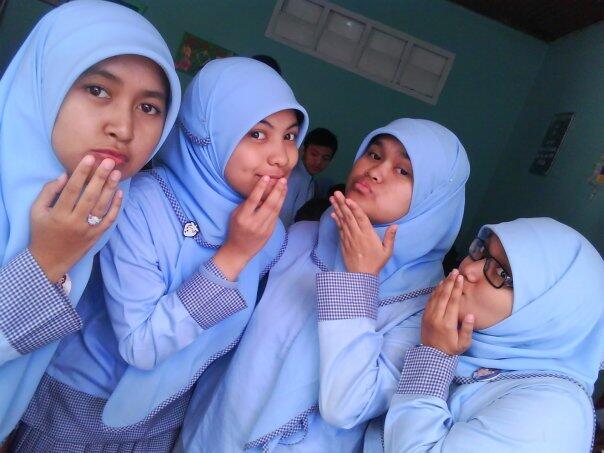 Siswi SMA di Bulan Puasa