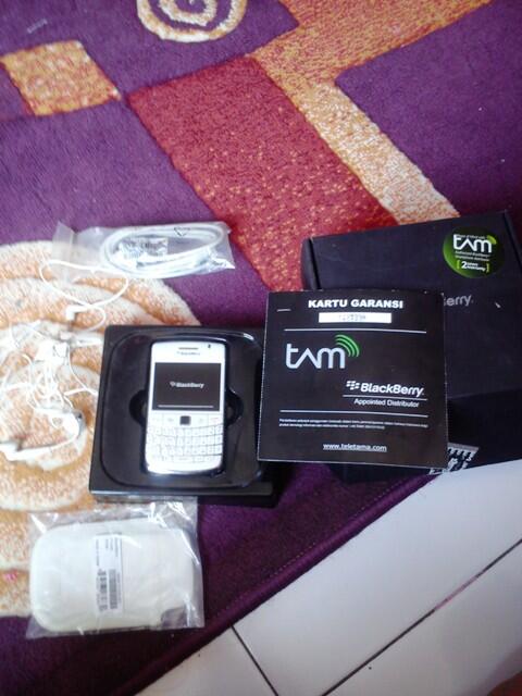 Jual Blackberry Onyx 2 9780 WHITE eks TAM MURAH Bandung