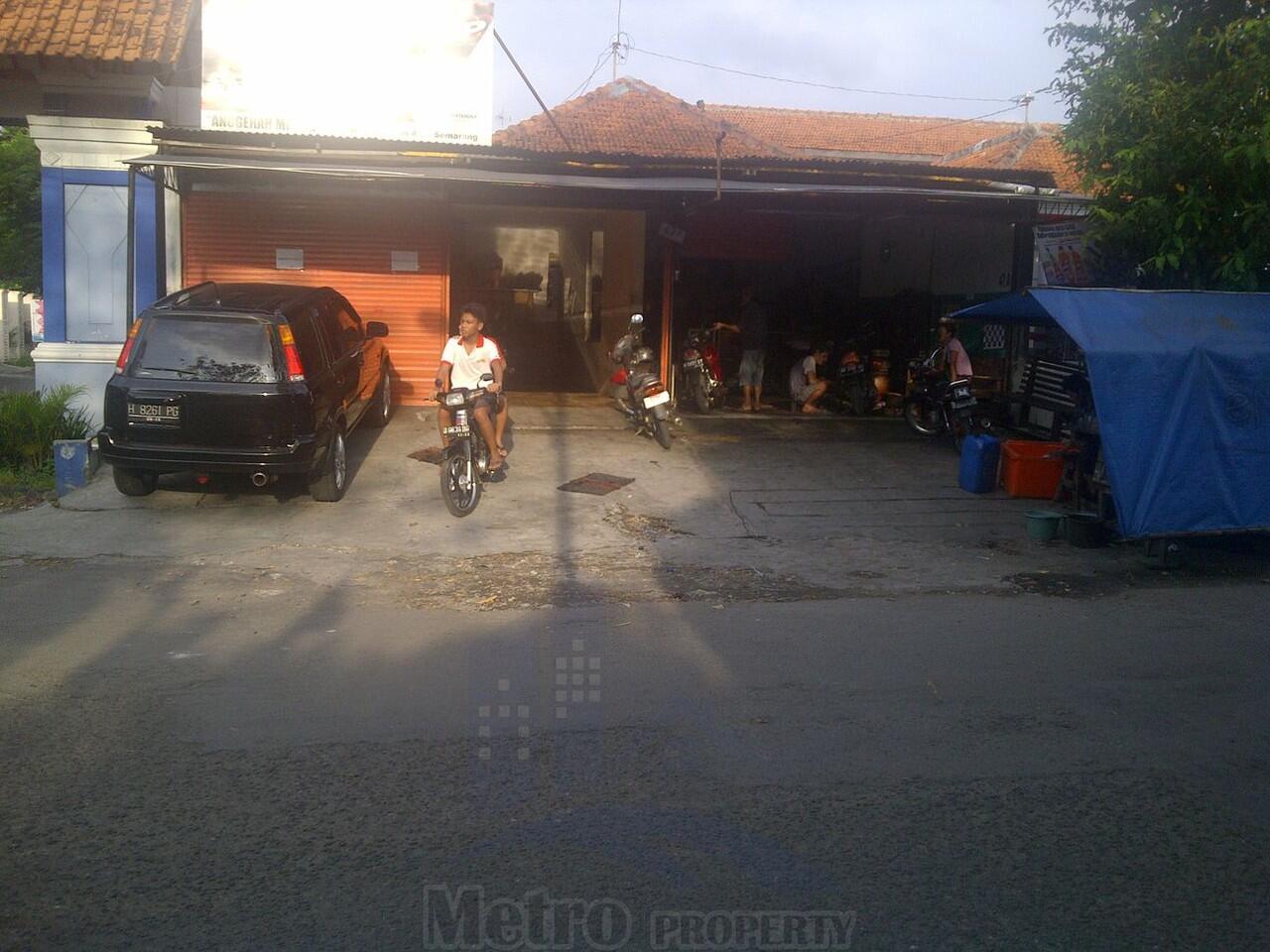 Rumah Strategis Lamongan Raya ada Bengkel dan Garasi