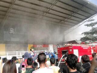 Restoran Siap Saji Di Giant Bekasi Hypermall Terbakar