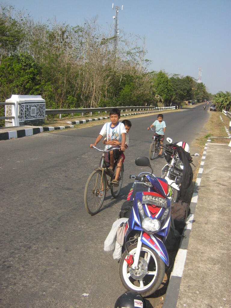 Menyusuri Jalur Deandles (Kabupaten Purworejo) dan Sepenggal Pantai Nggenjik