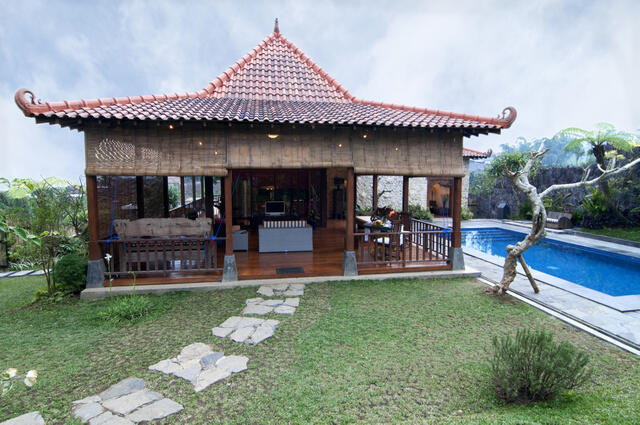 Disewakan - Villa Keluarga - Modern Joglo with Pool di Batu - Jatim