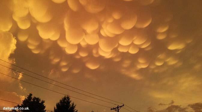 Bidadari langit ke tujuh lupa pakai bra, langit pun berbentuk payudara