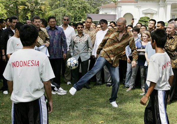 Kumpulan Foto Team Sepakbola/Pemain Dunia Yang Pernah ke Indonesia