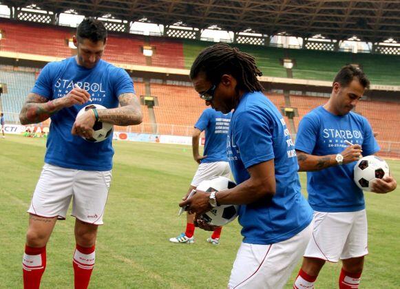 Kumpulan Foto Team Sepakbola/Pemain Dunia Yang Pernah ke Indonesia