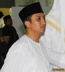 USTADZ SEDEKAH DALAM PUSARAN BADAI KONSPIRASI