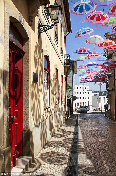 Payung-payung Cantik Warnai Langit Agueda Portugal 