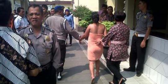 Tubuh polos terlilit handuk, wanita ngamuk di Mapolresta Medan with pic bokong