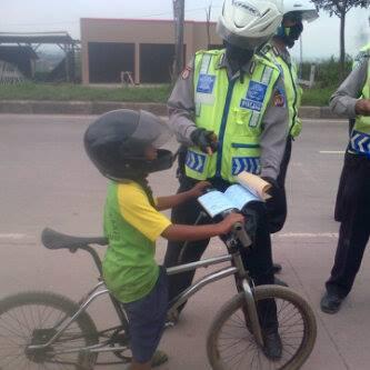 polisi jaman sekarang gak mandang anak kecil gan!!! kasian anee