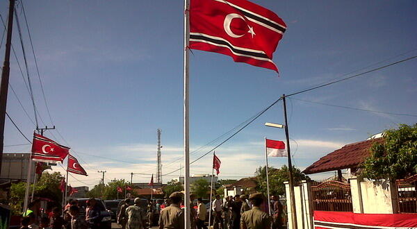 Polisi Bujuk Pengibar Bendera Mirip Logo GAM di Aceh