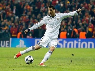 Tendangan Cristiano Ronaldo Buat Tangan Seorang Bocah Patah