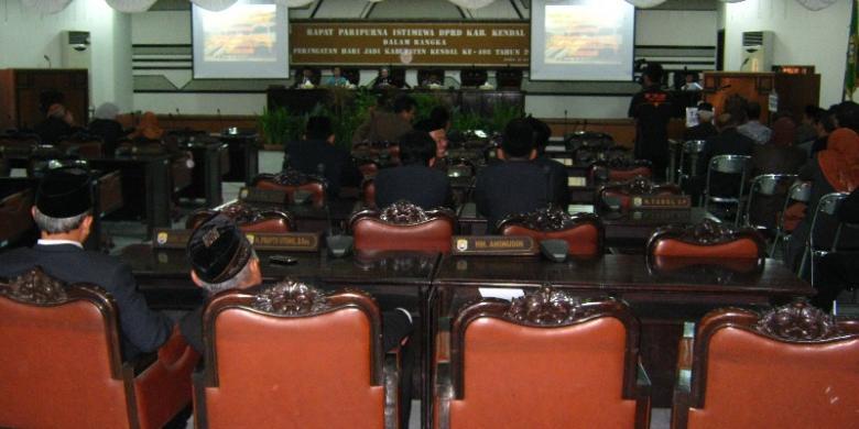[Miris.Com]Rapat Paripurna DPRD Kendal Cuma Dihadiri 21 Orang