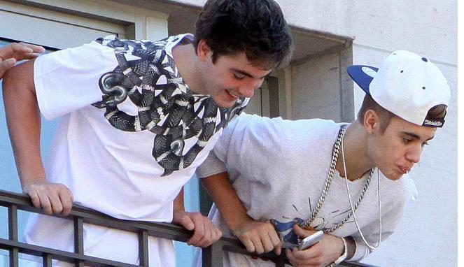 [Super Ababil] Justin Bieber Ludahi Penggemarnya dari Balkon Hotel