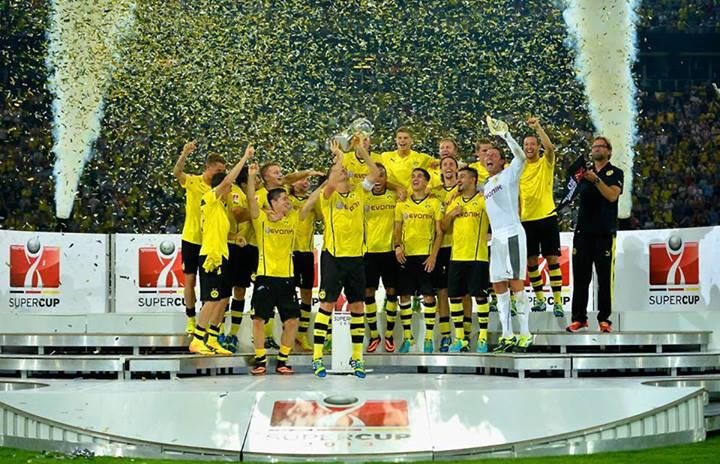DORTMUND mendapatkan PIALA super JERMAN-2013 setelah menang 4-2 atas BAYERN MUNICH