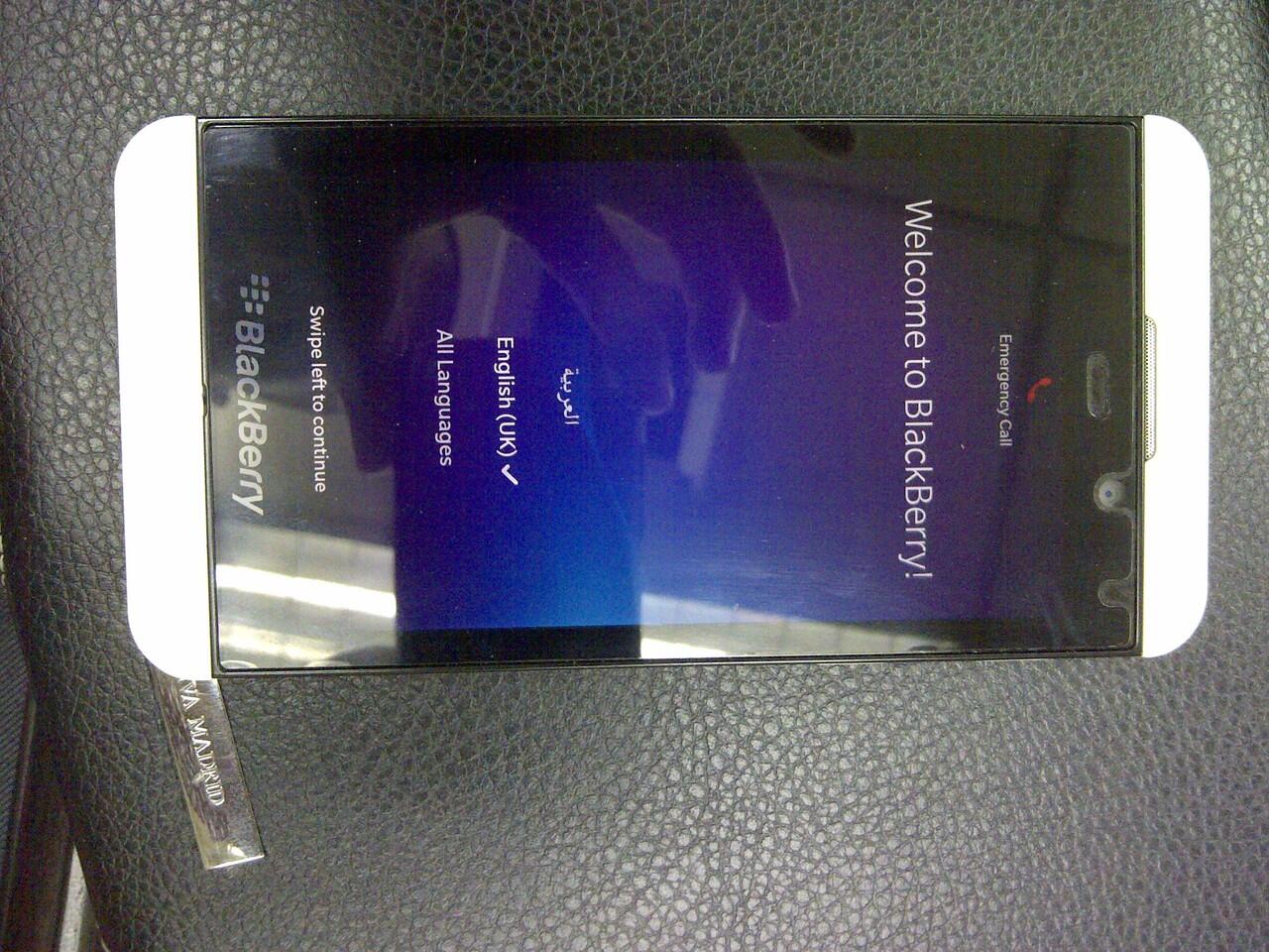 Terjual blackberry z10 putih 99% mulus banget, baru pakai 