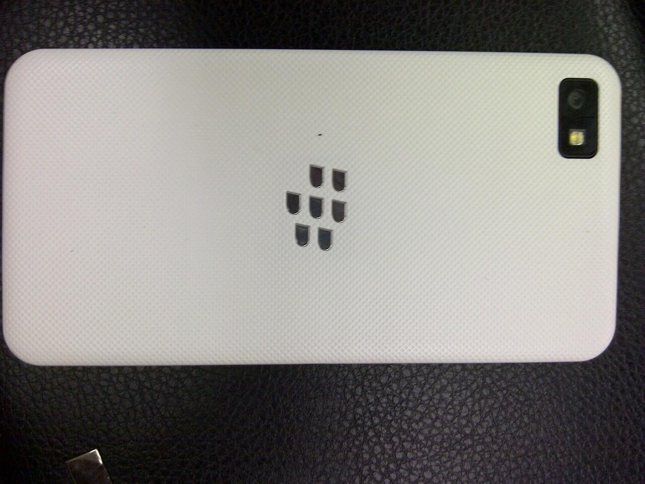 Terjual blackberry z10 putih 99% mulus banget, baru pakai 