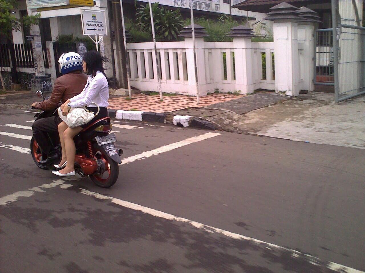 10 Aksi Polantas Menolong Pengguna Jalan