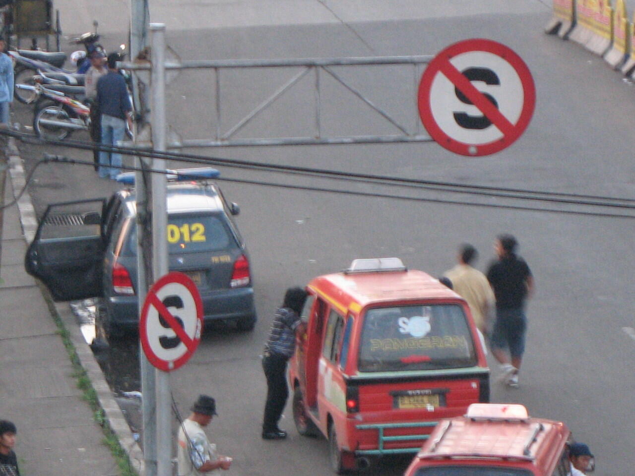 10 Aksi Polantas Menolong Pengguna Jalan