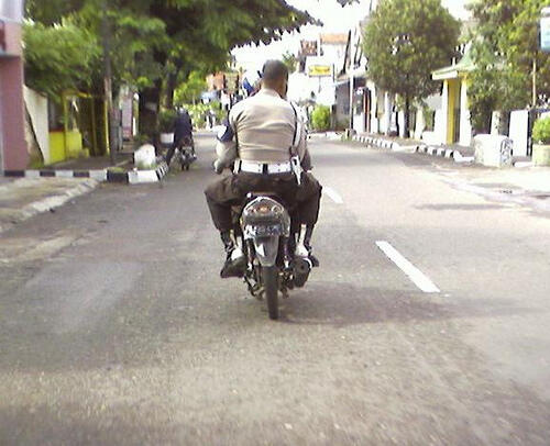 10 Aksi Polantas Menolong Pengguna Jalan
