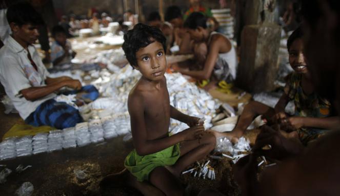 Miris gannn.... Masih Anak-Anak sudah jadi pembuat rokok ..