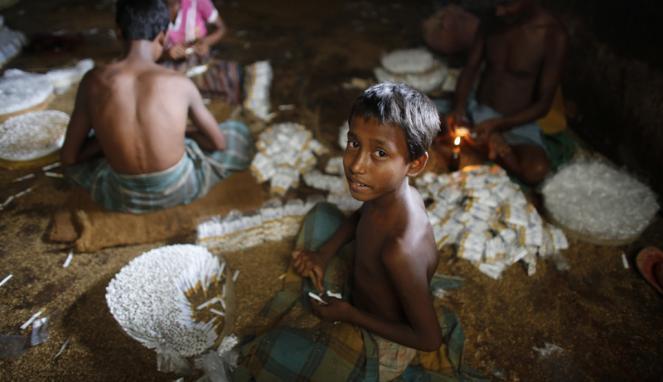 Miris gannn.... Masih Anak-Anak sudah jadi pembuat rokok ..