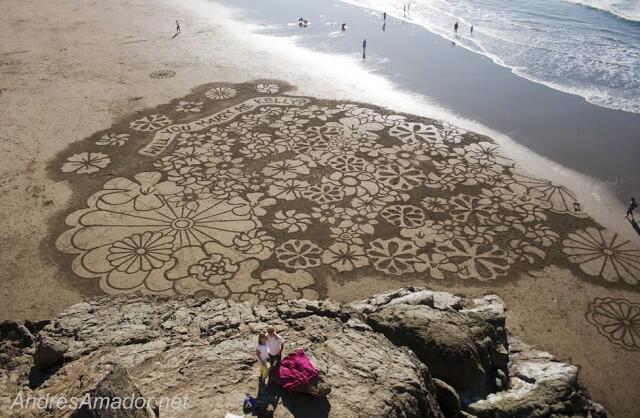 Foto Karya Lukis Dari Pasir Pantai Ini Sangat Memukau!