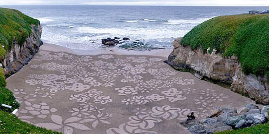 Foto Karya Lukis Dari Pasir Pantai Ini Sangat Memukau!