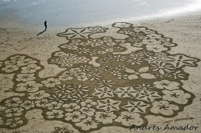 Foto Karya Lukis Dari Pasir Pantai Ini Sangat Memukau!