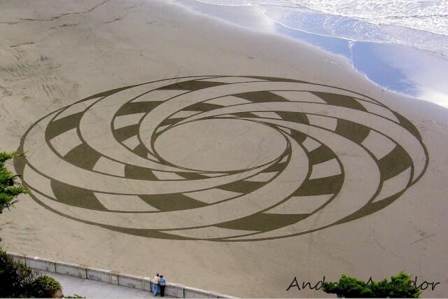 Foto Karya Lukis Dari Pasir Pantai Ini Sangat Memukau!