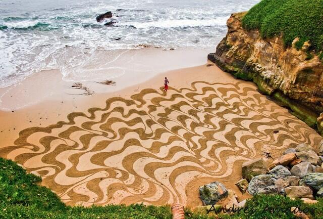 Foto Karya Lukis Dari Pasir Pantai Ini Sangat Memukau!