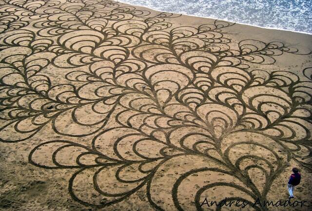Foto Karya Lukis Dari Pasir Pantai Ini Sangat Memukau!