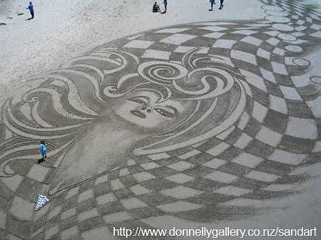 Foto Karya Lukis Dari Pasir Pantai Ini Sangat Memukau!