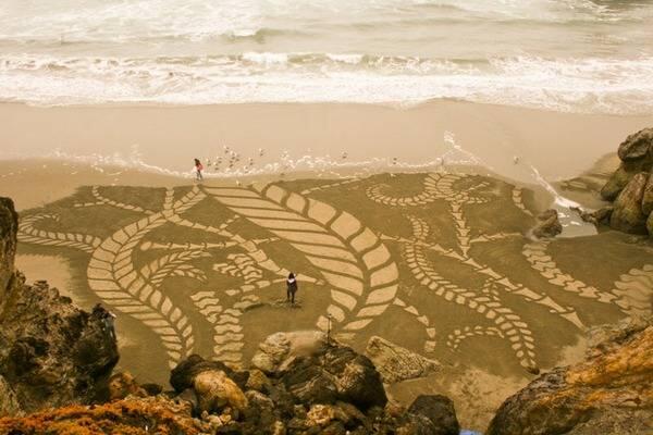 Foto Karya Lukis Dari Pasir Pantai Ini Sangat Memukau!