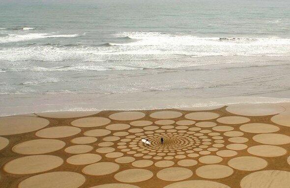 Foto Karya Lukis Dari Pasir Pantai Ini Sangat Memukau!