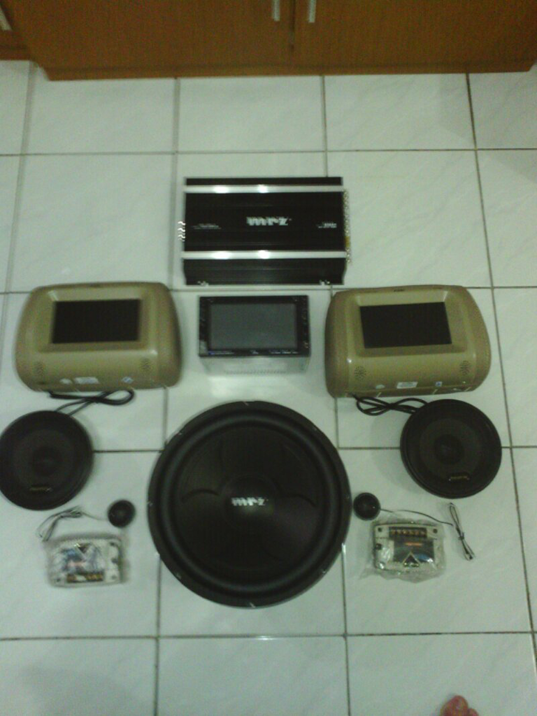 dijual double din + subwoofer + power + speakers... tv mobil.. car audio 41 bandung