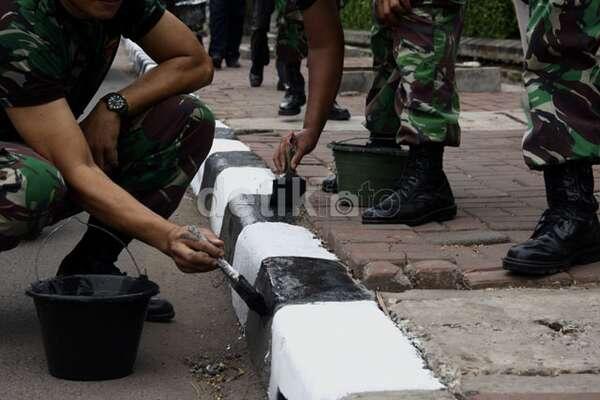 TNI Cat Pembatas Trotoar