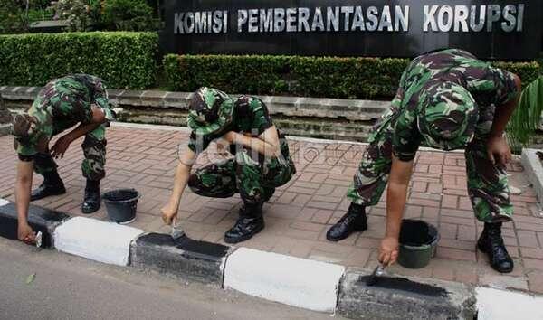 TNI Cat Pembatas Trotoar