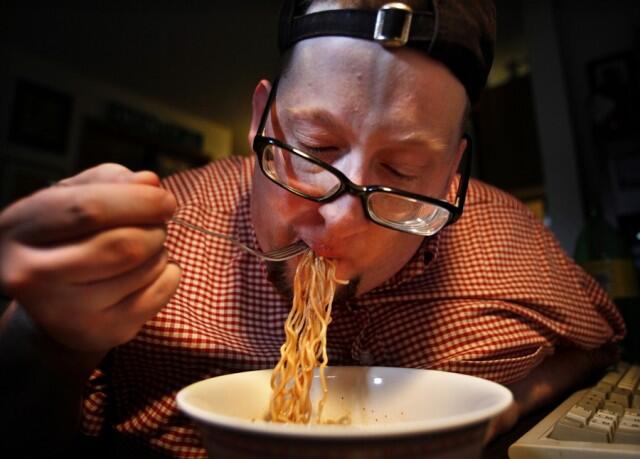 Hans Lienesch, Dewa Ramen Ini Telah Melahap 1.100 Jenis Mie Instan.