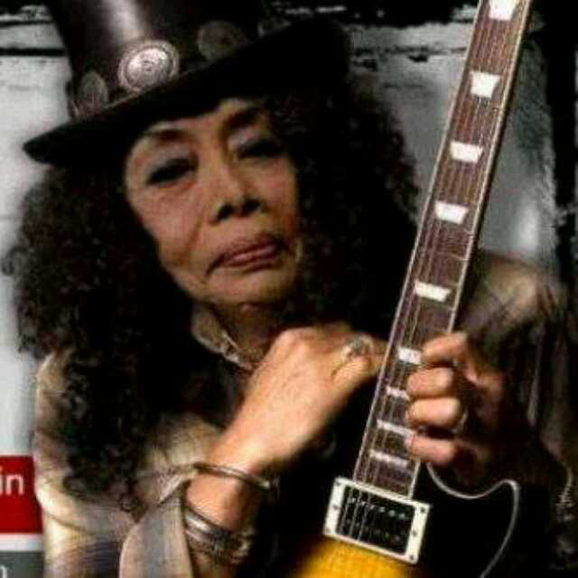 Siapa yg gk tau gitaris ini??