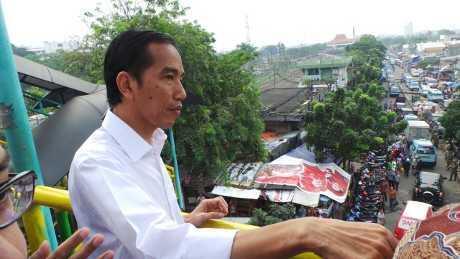 Terjebak Macet 'Jalur Neraka' Tanah Abang, Jokowi Jalan Kaki