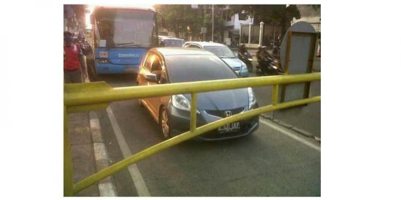 (HARUS TAHU) Ini foto Anak Jendral yg maksa masuk jalur busway. cekidot gan!!!