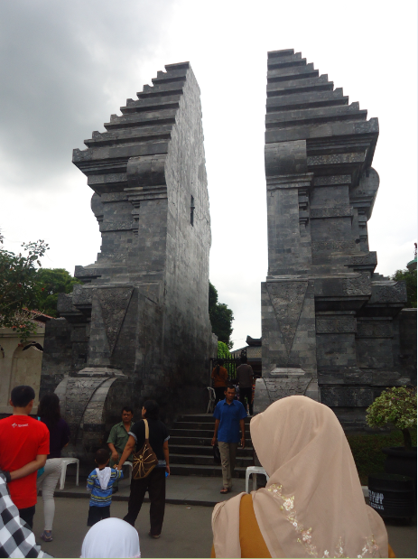 Isi Dari Perpustakaan di Area Makam Presiden Ir. Soekarno Serta Rumah Beliau&#91;Pict&#93;